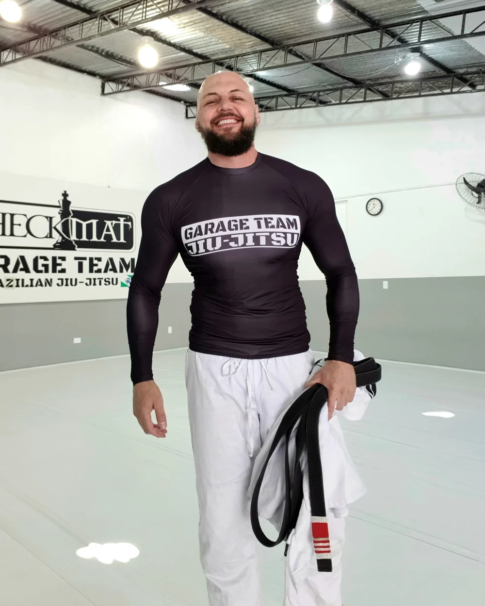 Cesar Bonassoli, faixa preta e Head Coach da Garage Team, no tatame da academia